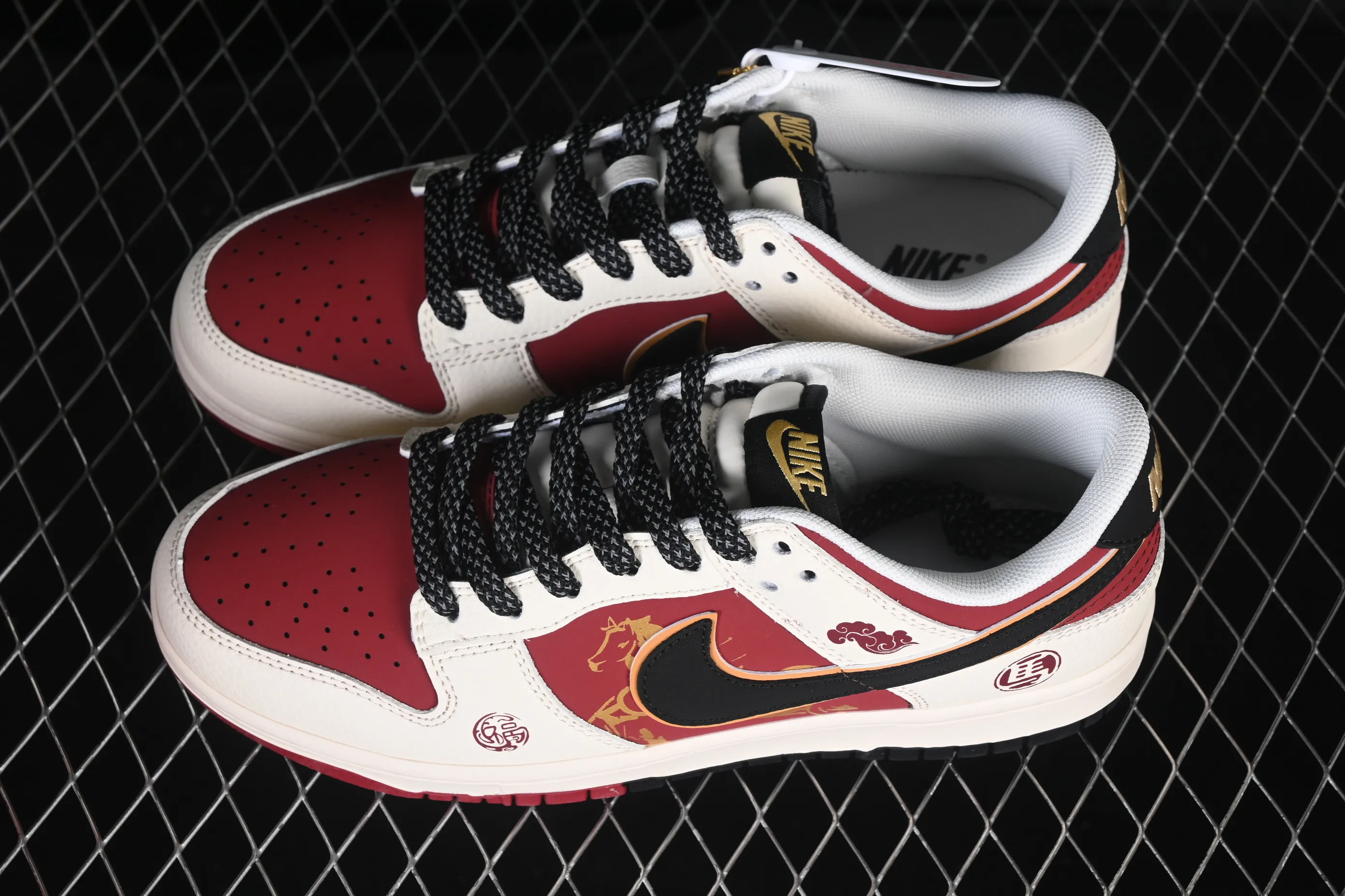 All categories Nk SB Dunk Series Nk SB Dunk Low High-end customized low-top sneakers Nike SB Dunk Low Limited to the Year of the Horse Amber Red High-end customized low-top casual sneakers QW5288-113